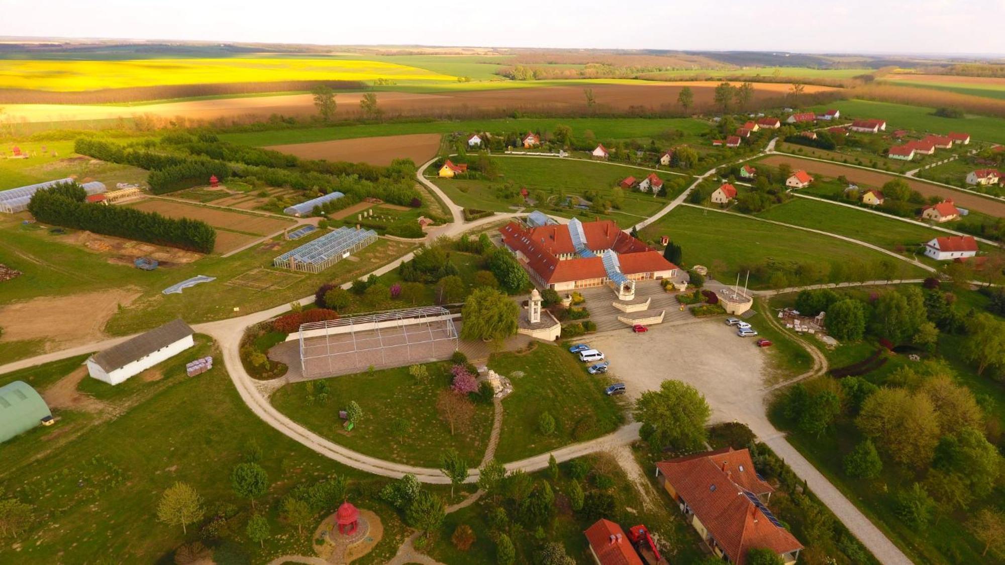 Gurudeva Bhavan - Spiritual Vegetarian Eco Village Somogyvámos Esterno foto